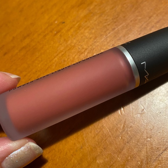 MAC Powder Kiss Liquid Lipcolour Mull it Over - Picture 8 of 16
